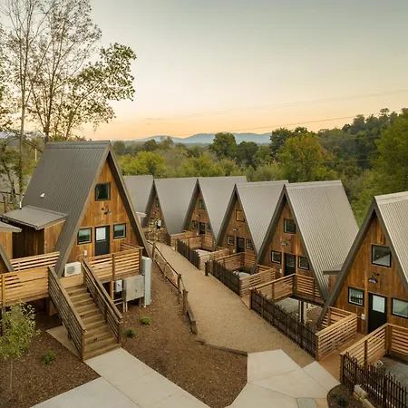 Wrong Way River Lodge & Cabins
